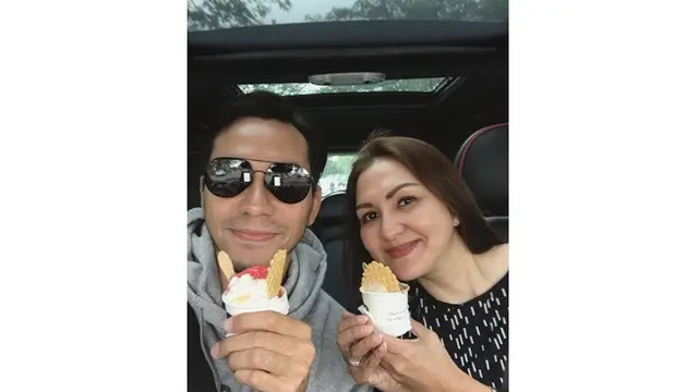 Jadi Pasangan Panutan, Ini 6 Potret Mesra Darius Sinathrya dan Donna Agnesia