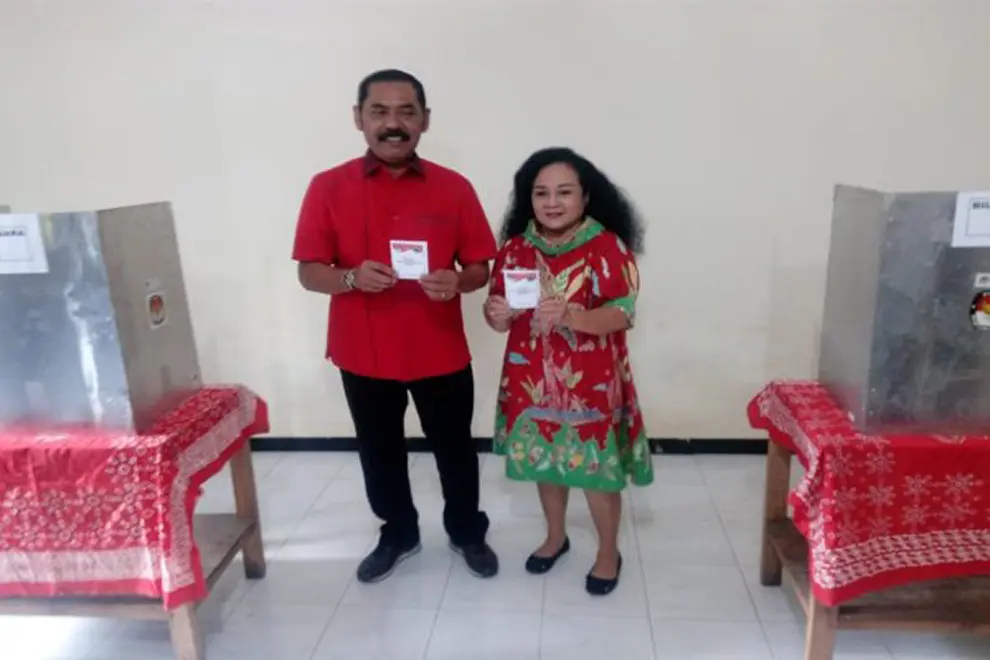 Wali Kota Solo, FX Hadi Rudyatmo dan istri menggunakan hak pilih di TPS 16 RT 002/RW 009, Pucangsawit, Kecamatan Jebres, Solo, Jawa Tengah, Rabu (27/6/2018). (Solopos/Nicolous Irawan)