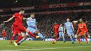 Proses terjadinya gol yang dicetak oleh gelandang Liverpool, Adam Lallana, ke gawang Stoke. The Reds akhirnya bisa menyamakan kedudukan pada menit ke-34, setelah tendangan kaki kanan dari Lallana menggetarkan gawang Stoke. (Reuters/Darren Staples) 
