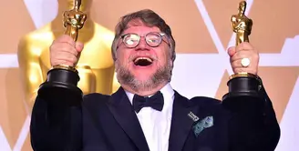 Guillermo del Toro memenangkan Oscar pertamanya karena filmnya berkat film yang digarapnya, The Shape of Water. (Telemundo)