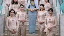 Tak hanya kebaya yang memukau, Ochi juga mengenakan Tingkuluak Talakuang, penutup kepala khas Minang yang berwarna senada dengan busananya.  [@thepotomoto].