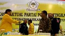 Ketua Umum Partai Golkar Airlangga Hartarto menyerahkan Kartu Anggota Partai Golkar kepada Ketua KPU Arief Budiman saat Verifikasi Faktual Partai Politik Tingkat Pusat Pasca Putusan MK di DPP Golkar, Jakarta, Senin (29/1). (Liputan6.com/JohanTallo)