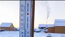 Sebuah termometer digital untuk mengukur suhu udara di desa Oymyakon, Rusia, Minggu (14/1). Termometer mencatat suhu mencapai minus 62 derajat celcius yang mengakibatkan alat ukur tersebut pecah dan mengalami kerusakan. (sakhalife.ru photo via AP)