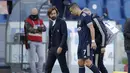 Striker Juventus, Cristiano Ronaldo, meninggalkan lapangan didampingi pelatih Andrea Pirlo usai mengalami cedera dalam lanjutan liga Italia pekan ke-7 menghadapi Lazio di Stadion Olimpico, Roma, Minggu (8/11/2020). Juventus harus puas berbagi angka 1-1. (AP Photo/Andrew Medichini).