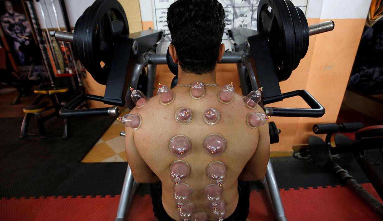 Terapi ala Binaraga di Kairo, Mesir. Foto ini diambil pada 17 agustus 2016 dan di publish pada tanggal 1 September 2016. (REUTERS/Amr Abdallah Dalsh)