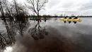 Pengunjung bermain kayak di tengah banjir yang merendam padang rumput Taman Nasional Soomaa, Estonia, Minggu (17/3). Banjir akibat salju yang mencair kerap merendam Taman Nasional Sooma memasuki musim semi. (Reuters/Ints Kalnins)