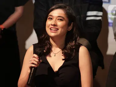 Amanda Rigby saat hadir usai gala premier film Atas Nama Surga di Jakarta, Kamis (9/6/2022). Amanda Rigby berperan sebagai Salwa dalam film Atas Nama Surga. (Liputan6.com/Faizal Fanani)