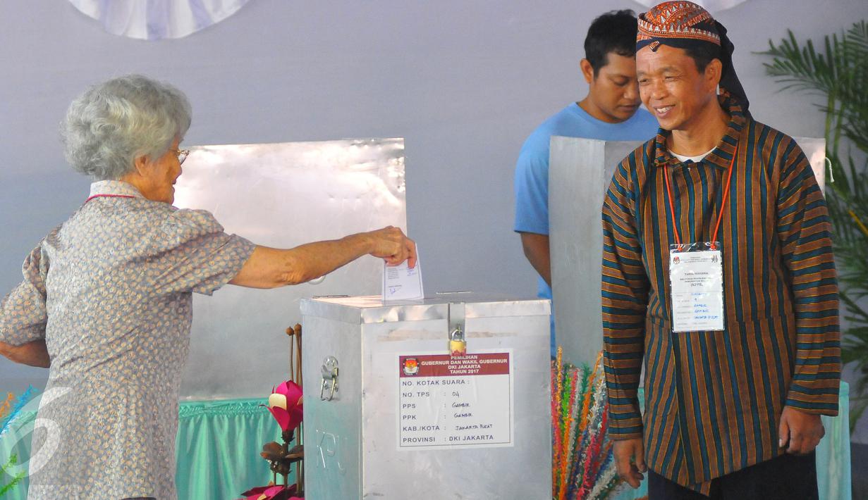 Petugas di TPS Tempat Jokowi Mencoblos Kompak Pakai  Baju 