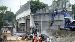 Pekerja menggunakan alat berat saat menyelesaikan proyek pembangunan jembatan di atas Jalan Tol Serpong-Cinere di Serua, Tangerang Selatan, Banten, Kamis (12/11/2020). Jembatan tersebut dibangun untuk menghubungkan jalan utama Serua dan Ciater. (merdeka.com/Dwi Narwoko)