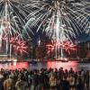 Penonton berkumpul di sepanjang tepi pantai Williamsburg untuk menyaksikan pertunjukan kembang api Macy pada perayaan Hari Kemerdekaan di Brooklyn, New York, Amerika Serikat, 4 Juli 2022. Kembang api meledak dari tongkang di East River. (AP Photo/Bebeto Matthews)