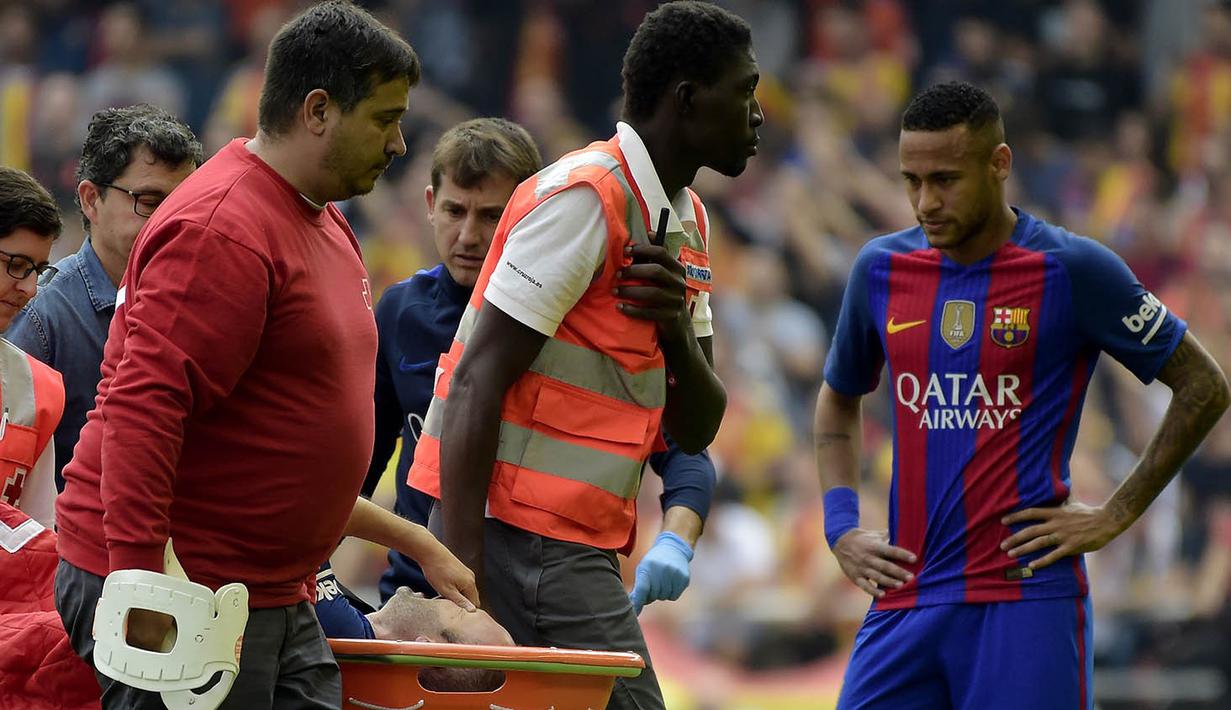 Gelandang Barcelona, Andres Iniesta, cedera saat melawan Valencia pada laga La Liga di Stadion Mestalla, Valencia, Sabtu (22/10/2016). Barcelona menang 3-2 atas Valencia. (AFP/Jose Jordan)