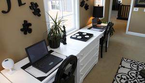 Cara sederhana agar dua orang bisa bekerja dalam satu ruangan adalah menempatkan meja yang cukup besar agar bisa digunakan untuk dua orang sekaligus. (Image: Pixabay)