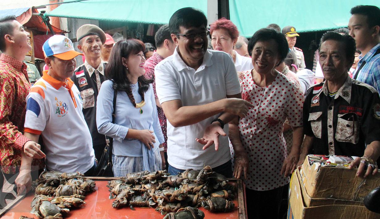 Wagub DKI Jakarta, Djarot Saiful Hidayat blusukan ke Pasar Petak Sembilan, Jakarta, Sabtu (18/6). Djarot yang didampingi istrinya, Heppy Farida menyempatkan berbelanja sayuran, kepiting hingga tahu. (Liputan6.com/Helmi Afandi)