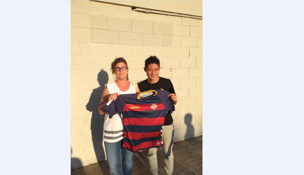 Evan Dimas Darmono disambut fan klub Katalan, UE Llagostera, saat hadir pertama kali di markas klub anggota Divisi Dua Spanyol tersebut. (Dok. pribadi)