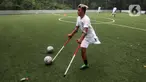 Pesepak bola Tim Garuda Indonesia Amputee Football (INAF) berlatih di Lapangan Bola Sport Club Serenia Mansion Jakarta, Selasa (12/7/2022). Timnas Garuda INAF kembali menggelar latihan dalam rangka persiapan mengikuti Piala Dunia 2022 di Turki pada Oktober mendatang. (Liputan6.com/Johan Tallo)