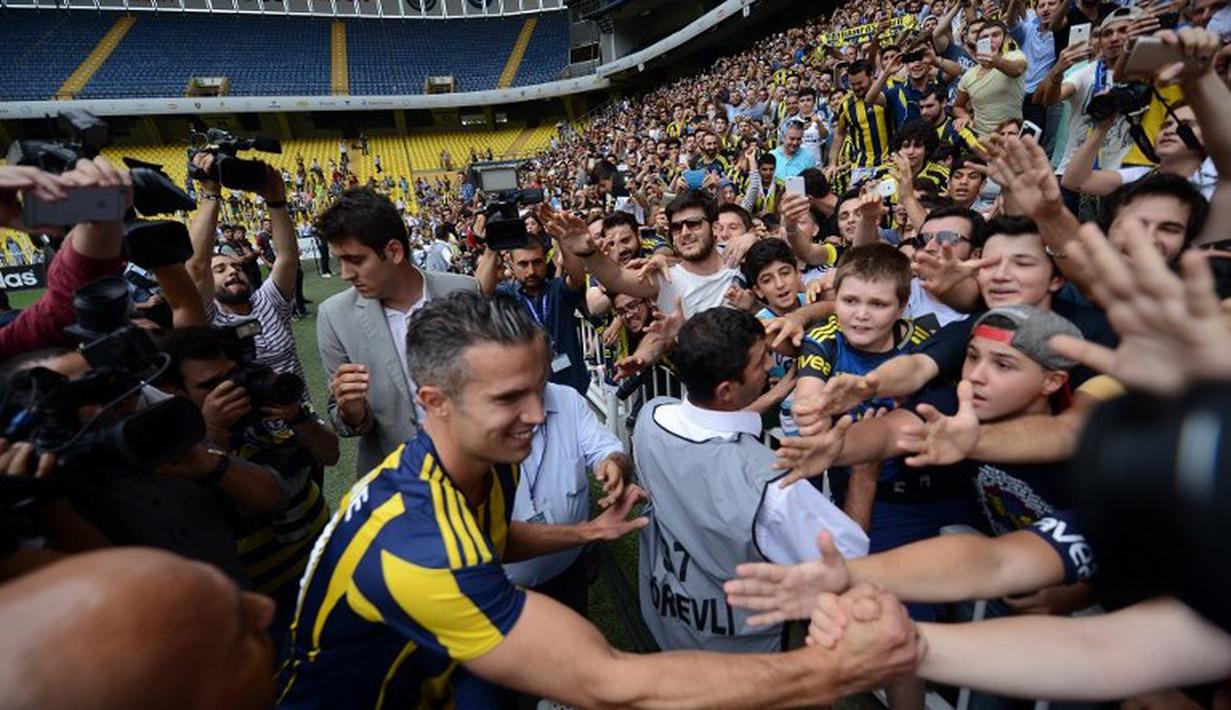 Robin van Persie menyapa suporter Fenerbahce. (AFP PHOTO/OZAN KOSE)