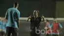 Pelatih Arema, Aji Santoso, saat menggelar latihan jelang lawan Persija di Stadion Patriot, Bekasi, Rabu, (31/05/2017). Arema siap mencuri poin di kandang Persija. (Bola.com/M Iqbal Ichsan)