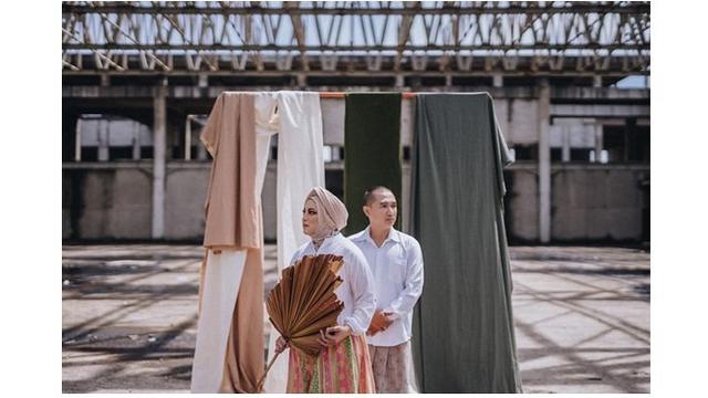 Awalnya ia mengaku tidak memiliki ide untuk konsep prewedding, kemudian ia menemukan kain sarung etnik untuk dijadikan kostum.