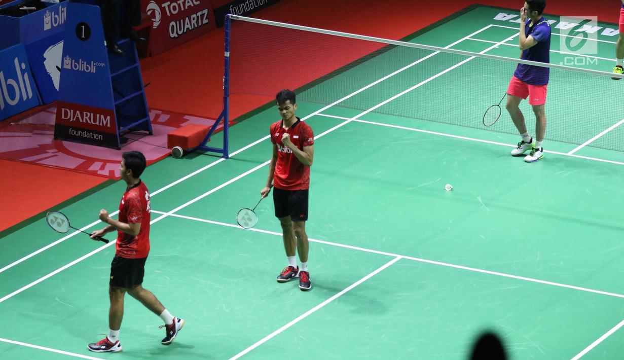 Ganda putra Indonesia, Ricky Karandasuwardi/Angga Pratama merayakan poin saat lawan He Jiting/Tan Qiang (China) pada 32 besar Indonesia Open 2018 di Istora GBK, Jakarta, Rabu (4/7). Ricky/Angga unggul 16-21, 21-17, 26-24. (Liputan6.com/Helmi Fithriansyah)