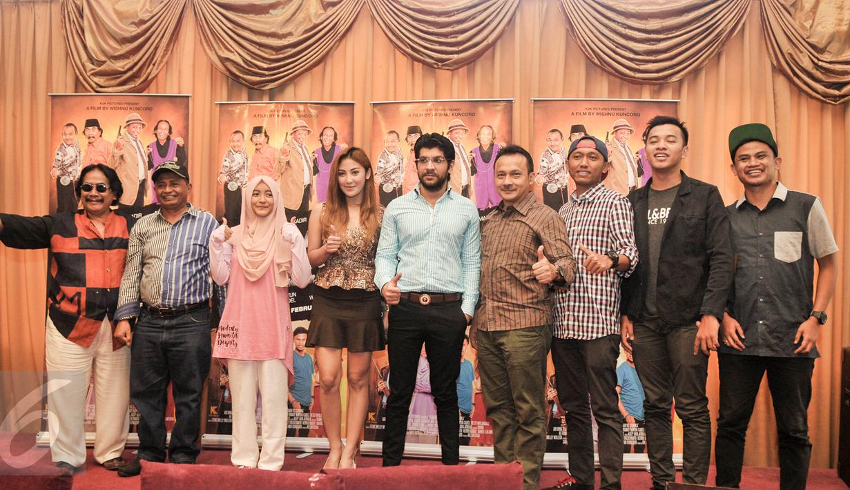 Pemain film 'Generasi Kocak 90an vs Komika saat peluncuran trailler, Jakarta, Selasa (24/1). Rumah produksi K2K Picture menghadirkan film komedi yang menampilkan deretan pelawak senior dan komika. (Liputan6.com/Yoppy Renato)
