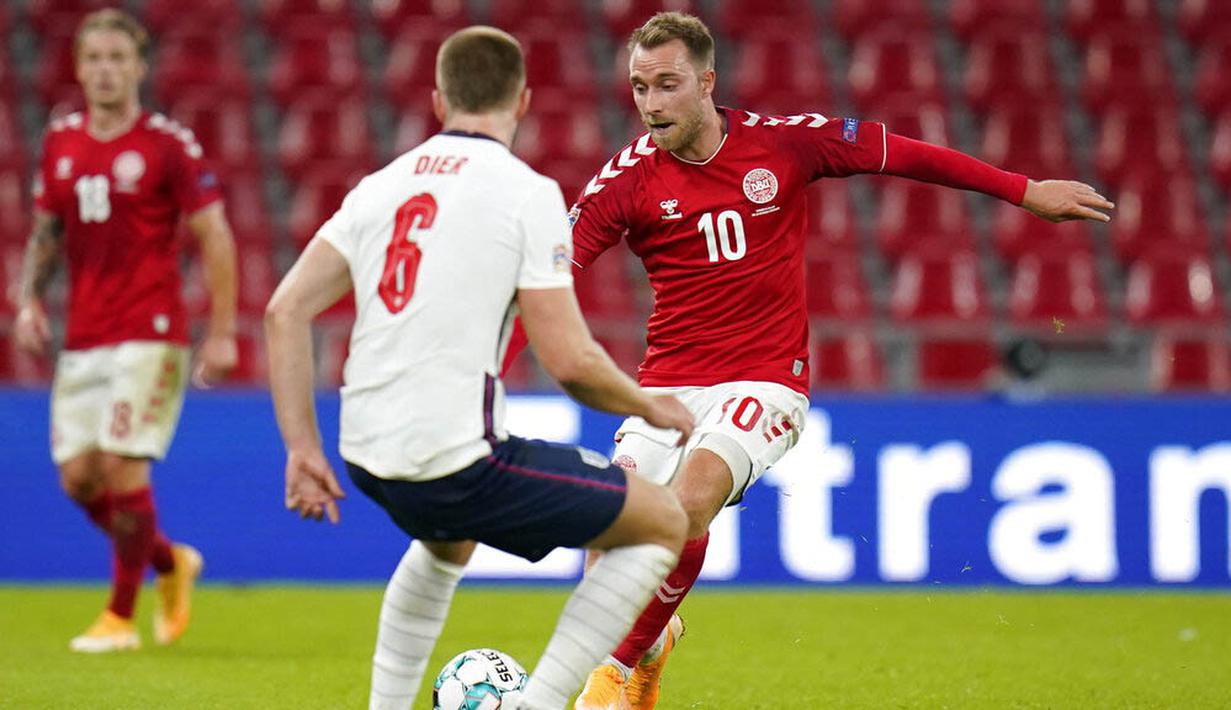 Gelandang Denmark, Christian Eriksen, berusaha melewati pemain Inggris, Eric Dier, pada laga UEFA Nations League di Stadion Parken, Rabu (9/9/2020). Kedua tim bermain imbang 0-0. (Liselotte Sabroe/Ritzau Scanpix via AP)