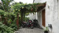 10 Desain Kanopi Samping Rumah untuk Area Penyimpanan Motor yang Aman dan Estetik