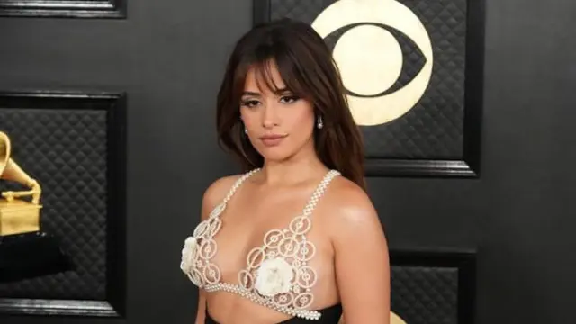 Camila Cabello Kenakan Pearl Bra Top di Grammys 2023