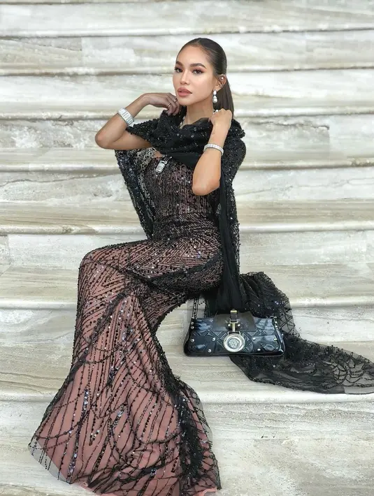 Penampilan Karraminah disempurnakan dengan pulasan makeup glam yang flawless. Serta dipermanis dengan beberapa perhiasan mewah dari anting, cincin, sampai gelang. [@_karraminah_]