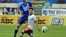 Gelandang PBR Kim Jeffrey Kurniawan coba menghalau bola umpan Vladimir Vujovic. (Liga Indonesia)