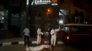 Salah satu jenazah tergeletak di depan lokasi aksi penyanderaan di Hotel Radisson Blu di Bamako, Mali, Jumat (20/11). Aksi penyanderaan yang berlangsung selama 9 jam tersebut menewaskan 27 orang. (REUTERS/Joe Penney)