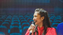 Mikha Tambayong saat menjadi pembicara di sebuah acara IndiFestMovieCompetition 2022. penampilan Mikha Tambayong tetap mencuri perhatian. Banyak netizen yang khawatir hingga mengkritik karena dianggap terlalu kurus. (Instagram/miktambayong)