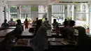 Siswa mengikuti kegiatan belajar di salah satu ruang kelas  SDN Ragunan 08 yang termasuk sekolah berkonsep net zero carbon di Jakarta, Kamis (29/9/2022). Antarruang kelas diberi partisi penyekat yang bisa dibuka untuk menggabungkan dua kelas jika dibutuhkan ruang yang lebih besar. (Liputan6.com/Herman Zakharia)