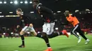 Aksi Paul Pogba saat melakukan pemanasan sebelum bertanding melawan  Newcastle pada lanjutan Premier League di Old Trafford, Manchester, (18/11/2017). Pogba mencetak satu gol saat MU menang 4-1 atas Necastle. (AFP/Oli Scarff)