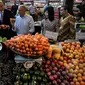 Suasana penjualan buah impor saat Australian Fair di Ranch Market, Jakarta, Jumat (10/4/2015). Ranch Market melakukan kerjasama dengan negara bagian Victoria dan beberapa supplier produk Australia. (Liputan6.com/Johan Tallo)