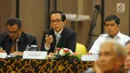 Ketua Kelompok Kerja Industri Pertanian dan Kehutanan KEIN Benny Pasaribu (tengah) bersama Deputi Komisioner Pengawas Perbankan III OJK Slamet Edi Purnomo (kiri) dan Asisten Deputi Non Bank dan Perpajakan Kemenkop UMKM M Hanafiah saat FGD di Jakarta, Senin (29/4/2019). (Liputan6.com/Angga Yuniar)
