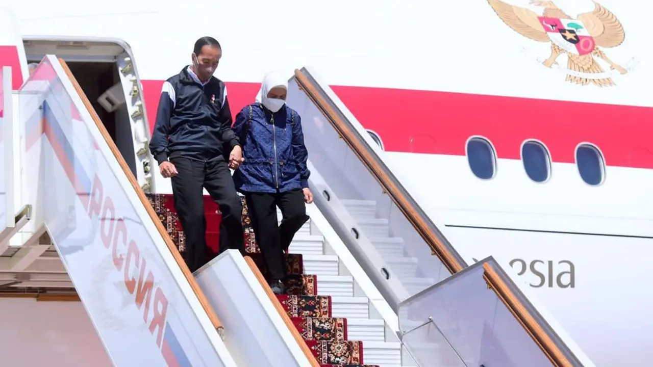 Presiden Jokowi dan Ibu Negara Iriana Jokowi turun dari Pesawat GIA-1 di Bandara Moskow, Rusia. (Dok Setpres)
