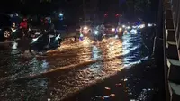 Jalan Daan Mogot Masih Banjir Senin Malam, Lalu Lintas Macet Parah