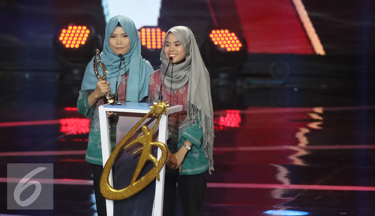 Pemenang Kategori Anak Muda Inspiratif, Muhtaza-Anjani memberikan keterangan dalam ajang Liputan6 Awards 2016 SCTV di Jakarta, Kamis (26/5/2016). Muhtaza-Anjani mampu membuat Kulkas tanpa listrik atau Green Refrigerant Box. (Liputan6.com/Herman Zakharia)