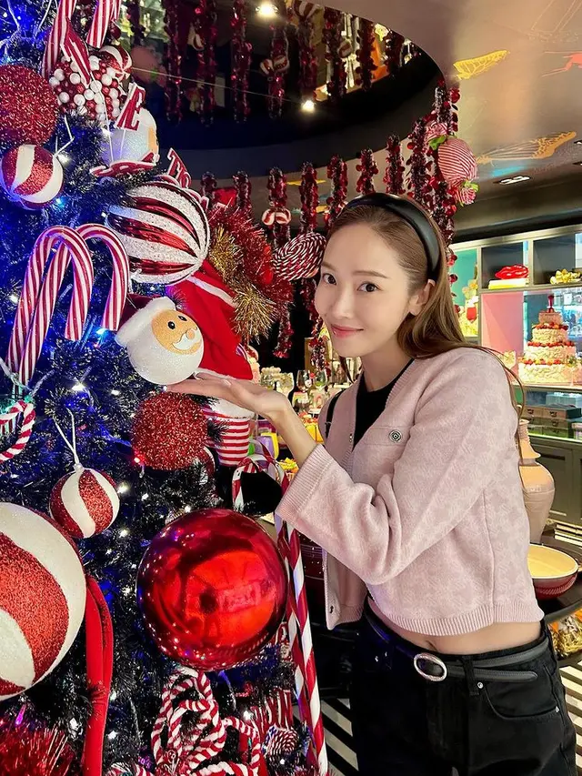Gaya Selebritis Korea Berfoto dengan Pohon Natal