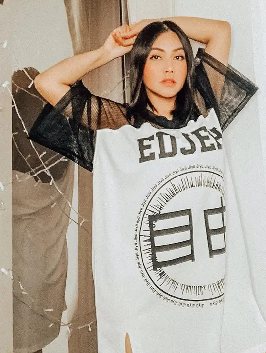 "Aku juga banyak mau, banyak list yang mau aku capai. Jadi pas aku lihat list itu, itu bisa mengembalikan semangat aku," paparnya. (Instagram/denadaindonesia)