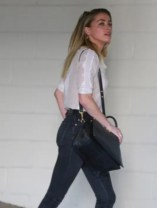 Setelah resmi bercerai dari Johnny Depp, Amber Heard kembali terlihat di depan publik. Tampilannya kali ini menarik perhatian, lantaran Heard mengenakan pakaian transparan tanpa bra. (doc.dailymail.com)