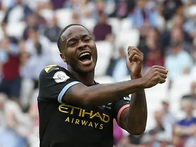 Gelandang Manchester City, Raheem Sterling, merayakan gol yang dicetaknya ke gawang West Ham pada laga Premier League di Stadion London, London, Sabtu (10/8). West Ham kalah 0-5 dari City. (AFP/Ian Kington)