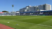 Stadion NHK Spring Mitsuzawa yang terletak di Yokohama, Jepang saat laga lanjutan J2 League antara Yokohama FC melawan Tochigi pada Minggu (03/11/2024). (Bola.com/Erwin Fitriansyah)