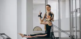 Pilates bukan hanya olahraga, tapi juga sarana menyeimbangkan tubuh dan pikiran. (Foto: senivpetro/Freepik)