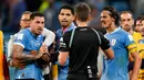 Pemain Uruguay Edinson Cavani berselisih dengan wasit Daniel Siebert setelah dia menerima kartu kuning pada akhir pertandingan sepak bola Grup H Piala Dunia 2022 melawan Ghana di Stadion Al Janoub, Al Wakrah, Qatar, 2 Desember 2022. Uruguay mengalahkan Ghana 2-0, namun tetap tak lolos ke babak 16 besar Piala Dunia 2022. (AP Photo/Darko Vojinovic)