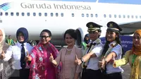 Menteri Pemberdayaan Perempuan dan Anak RI Yohana Yembise foto bersama dengan kapten pilot Garuda Indonesia Ida Fiqria dan kopilot Sari Ardisadi bandara Minangkabau, Padang, Sumatera Barat, Jumat (21/4). (Liputan6.com/Angga Yunair)