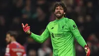 Alisson Becker berperan penting untuk kemenangan Liverpool atas Manchester City pada laga lanjutan Liga Inggris 2022/2023 di Anfield, Minggu (16/10/2022) malam WIB. Selain berhasil menjaga gawangnya tanpa kebobolan, ia juga berhasil mencetak assist untuk Mohamed Salah yang berbuah menjadi satu-satunya gol kemenangan. Pemain asal Brasil itu sejauh ini tercatat telah membuat tiga assist di Liga Inggris. (AFP/Paul Ellis)