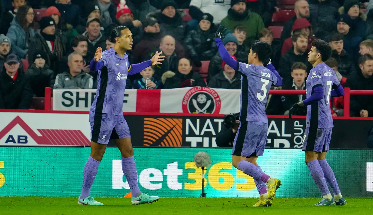 Pemain Liverpool Virgil van Dijk (kiri) merayakan bersama rekan satu timnya setelah mencetak gol ke gawang Sheffield United pada pertandingan sepak bola Liga Inggris. (AP Photo/Jon Super)