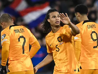 Pemain Timnas Belanda, Nathan Ake melakukan selebrasi setelah mencetak gol ketiga timnya ke gawang Timnas Gibraltar pada laga Grup B Kualifikasi Euro 2024 di Feyenoord Stadium, Rotterdam, Belanda, Selasa (28/03/2023) WIB. De Oranje menang dengan skor 3-0. (AFP/John Thys)