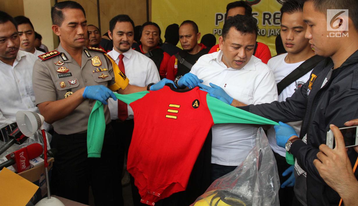 Polisi menunjukkan barang bukti hasil penggerebekan PT. Atlantis Jaya di Mapolres Jakarta Utara, Senin (22/5). Polisi berhasil mengamankan 141 orang yang diduga melanggar UU No 4 Tahun 2008 tentang Pornografi. (Liputan6.com/Gempur M Surya)